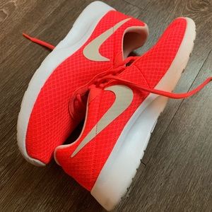 Nike Tanjun Solar Red Womens running shoes